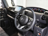◆視界広々で非常に運転しやすくロングドライブでも疲れを感じさせないすっきりとまとまったインパネ周りです。