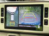後方の映像に加えて車両周辺を上から見た表示もあり、駐車時に周囲や進行方向を確認する助けになります。画面の目安線も参考にしながら、目視と併せて落ち着いて駐車できます。