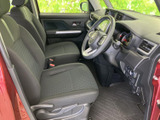 運転席と助手席は、座面や背もたれに落ち着いた色合いを採用。前方の視界を確保しやすいレイアウトで、乗り降りもしやすく、毎日の移動を快適に過ごせます。