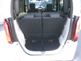 フル乗車時でも十分な荷室です。