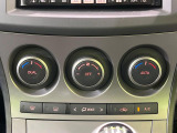 【オートエアコン】一度お好みの温度に設定すれば、車内の温度を検知し風量や温度を自動で調整。暑い&hellip;寒い&hellip;と何度もスイッチ操作をする必要はありません。快適な車内空間には必須の機能ですね♪