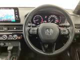 【ハンドル】運転にかかわる様々な操作を安全に行えるように視点移動が少なく操作性に配慮されたスイッチ類が凝縮されたコックピットです。