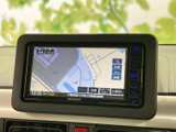 地図が画面いっぱいに表示され、周辺の道路や現在地を確認しやすい構成です。目的地までの道順確認を助け、初めての場所へ向かう際にも便利にお使いいただけます。