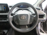ステアリングから手を離さず、運転に集中したままオーディオ等の操作や安全装置の設定などが行えます。