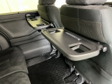 前席背面には格納式のテーブルも装備。食事やスマホ・タブレットでの動画視聴など様々な用途で活躍します。サイドにはちょっとした荷物がかけれる便利なコンビニフック付きです。