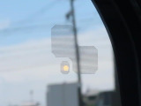 【ブラインドスポットモニター】左右斜め後ろを平行して走る車を認識し、車線変更の際に危険を察知するとドライバーへ警告を促します。夜・雨・トンネル内など走行時の環境が悪い時ほど頼りになる安全装置です。