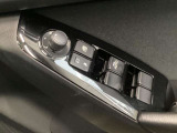 運転席の窓操作部分です。スイッチでミラーや窓の開閉が電動で行えます。