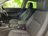 前席は座面と背もたれにゆとりを感じる形状で、運転席・助手席とも落ち着いて座れる室内です。窓から周囲を見渡しやすく、中央には肘置きも備わり、通勤や長めの移動でもくつろぎやすい空間です。