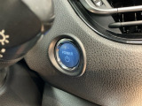 【ENGINE START/STOP】スマートキーをポケットやバッグに入れたままで、キーを差し込むことなくボタンを押すだけでエンジンが始動します。