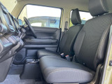 前席まわりは視界が開けており、運転席から周囲を見渡しやすい配置です。シートには落ち着いた色合いの生地を採用し、座面の広さも感じられるため、毎日の移動も快適に過ごせます。