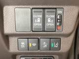 両側電動スライドドアは運転席から操作ができるよう、操作スイッチが付いています。Hondaセンシング用のVSA(ABS+TCS+横滑り抑制)解除と路外逸脱抑制機能のオンオフスイッチなどがあります。