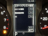 レーンディパーチャーアラートとは車線または走路からの逸脱の可能性を警告すると共に、車線または走路からの逸脱を避けるためのハンドル操作の一部を支援する機能です。詳細は販売店スタッフまでおたずねください。