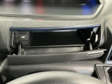 【インパネアッパーボックス】サッと取り出せてサッとしまえる、運転席の目の前にはボックスが装備されております!薄型のボックスティッシュなど収納可能☆