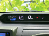 速度やシフト位置、燃料残量などの情報が運転席前方にまとまり、走行中にも目線を大きく移さず確認しやすい配置です。必要な表示をひと目で把握できます。