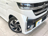 【LEDヘッドライト】悪天候や夜間走行時も良好な視界を確保し安心して運転できる高輝度LEDヘッドライトを装備!点灯速度が早く、消費電力も抑えられています。