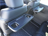 【後席用テーブル】ドリンクホルダーが付いた折りたたみ式のパーソナルテーブルです。運転席・助手席のシートバックに装備しているパーソナルテーブルです。