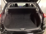 トランクの広さは、どうです、たくさんの荷物が積めますよ。トノカバー付き。荷室のプライバシーを守ってくれます。見た目もスッキリ、防犯性も高まります。