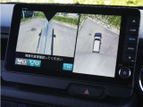 【マルチビューカメラシステム】車両の前後と左右のドアミラーに搭載した計4台のカメラで映します。前方左右を幅広く見渡す視界や、自車を上空から見下ろしたような視界など、合計8種類のビューを設定。