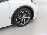 装着タイヤサイズは、195/50R19です。純正アルミホイールを装着しております。