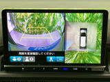 車両周囲の映像と俯瞰表示を切り替えて確認でき、駐車時の周囲把握をサポートします。画面内にガイドも表示され、車庫入れや狭い場所での操作に便利です。
