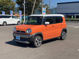 丸みを帯びたヘッドライトと力強いバンパーが目を引き、白いルーフとの配色も印象的です。明るいボディカラーが街中でも存在感を放ち、親しみやすさも感じられます。