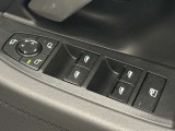ドアミラー調整とパワーウインドウスイッチは操作し易い位置に装備されております