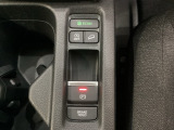セレクトレバーの下に電子制御パーキングブレーキがあります。スイッチひとつで、停車した地点の傾斜などをシステムが検知・判断してブレーキ力を自動的に制御し、しっかり停車できるパーキングシステムです。