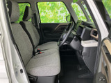広々とした室内空間が魅力。座り心地の良いシートと、運転しやすいように配置された操作系で、快適なドライブをサポートします。