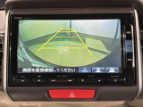 リバースギアに入れるだけで後方の表示へ切り替わります。夜間や雨の日の駐車も楽になりますよ。