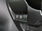 後退時ブレーキサポートを搭載しています。バック時にも衝突被害軽減ブレーキが作動、ブザーと表示で障害物への接近をお知らせします。