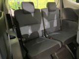 床下収納式のサードシートです。座席部分をコンパクトに収納でき、広大な荷室スペースとしてお使いいただけます!乗車人数や荷物の量など利用シーンに合わせて3列目を有効活用でき、とっても便利♪
