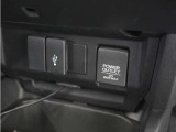 ◆USB接続端子◆スマホやiPodなどを接続して、いつもの音楽を車内でもお楽しみいただけます♪