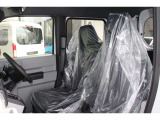 セパレートシートで、運転席・助手席ともにゆったり座れます。しっかりと身体を支えるかたちにすることで、ドライバーが運転に集中できる空間にしています。