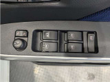 パワーウィンドウのスイッチですよ。 運転席に居ながら窓を開け閉めのコントロールできますよ。 ロック機能で、子供がイタズラして窓を開けるという事も無くなりますよ。