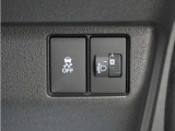 休憩時のちょっとした小物置きに使える、前席背面の格納式テーブルです。
