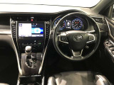 スタイリッシュなデザインのインパネ。各操作スイッチは使いやすい位置に配置されてます。