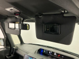 【サンバイザー】車内で身だしなみを整えるためのバニティミラーがセット。お化粧直しや髪型のチェックに活用できます。