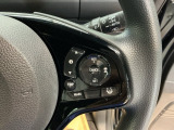 ステアリング右手側にクルーズコントロールスイッチ。アクセルペダルを踏まずに一定速走行が出来るので、高速道路での走行がグッと快適になります。