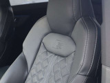 ●使用感の少ない助手席。一緒にドライブを楽しむ方も満足いただけるAudiらしいクオリティの高いシートです。