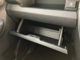 滋賀ダイハツでは、お客様にお気軽にご来店頂けるお店を目指しております!お客様にゆっくりとおくつろぎいただくためにカフェのような居心地の良さで皆様のご来店をお待ちしております。