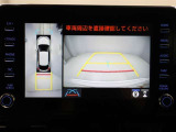 パノラミックビューモニターを装備。駐車場や交差点でクルマを真上から見るように周囲を確認できます。機能の詳細は販売店スタッフまでおたずねください。