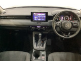 車内は光触媒抗菌消臭施工済です。スタイリッシュなデザインでスポーティなインパネ周りを演出します。グローブボックスやカップホルダーのほかにトレーなどたくさんの収納スペースが付いています。