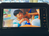 画面にテレビ映像が表示され、停車中の待ち時間に映像を楽しめます。操作項目も画面脇にまとまり、目的の表示を確認しやすい配置です。休憩時の過ごし方の幅が広がります。