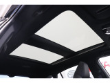 開放的なパノラマルーフです。天井のシェードを開ければ明るく開放的な車内空間に♪
