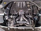 【BMWエンジン】革新的なガソリン・エンジン・テクノロジーによる高性能かつ高効率。レスポンスの良いパワーを発揮。常にスムーズな吸気を実現しアクセル開度にダイレクトに反応しドライビングを楽しく演出。
