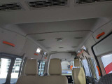 車内上部にも手摺りが付いているので車内で移動する際も安心です。