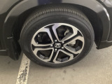 かっこいい【アルミホイール】を履いていますので、足元を引きしまっていますね。タイヤの空気圧は、燃費、ステアリング等に影響しますので、こまめなチェックをお願いします。