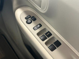 パワーウィンドウのスイッチですよ。 運転席に居ながら窓を開け閉めのコントロールできますよ。