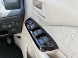 運転席側のドア部。こちらのスイッチでドアミラーの角度調整やパワーウィンドーの操作が可能になります。
