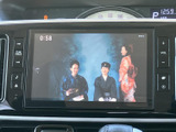 テレビ映像を画面で確認でき、停車中の休憩時間などに番組を楽しめます。操作画面から視聴内容を選べるため、車内で過ごすひとときにも便利な装備として活用いただけます。